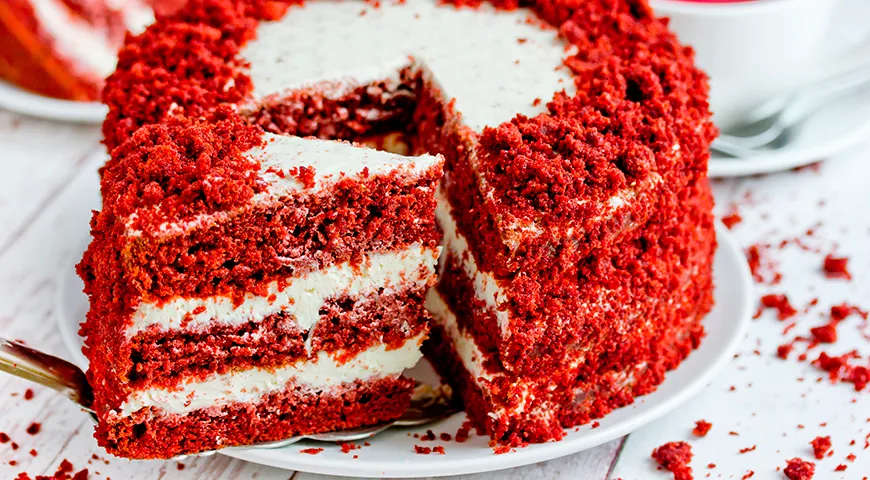 Неровности торта можно легко скрыть бисквитной крошкой