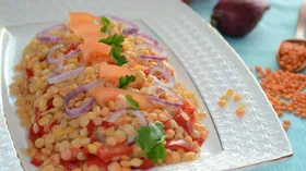 Салат из чечевицы с маринованным луком