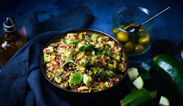 Киноа с кабачками и маринованными огурчиками