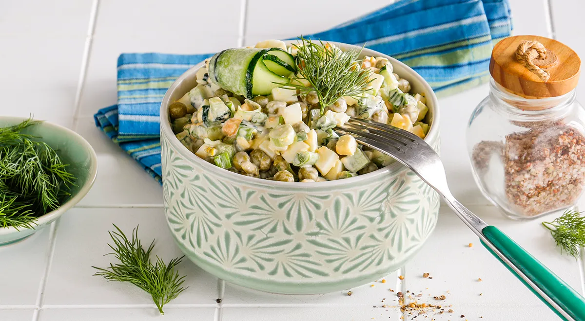Салат со свежим огурцом, яйцом и зеленым горошком
