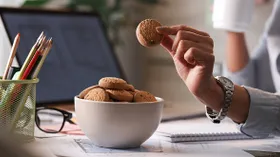 Как не переедать на работе: 6 советов диетолога