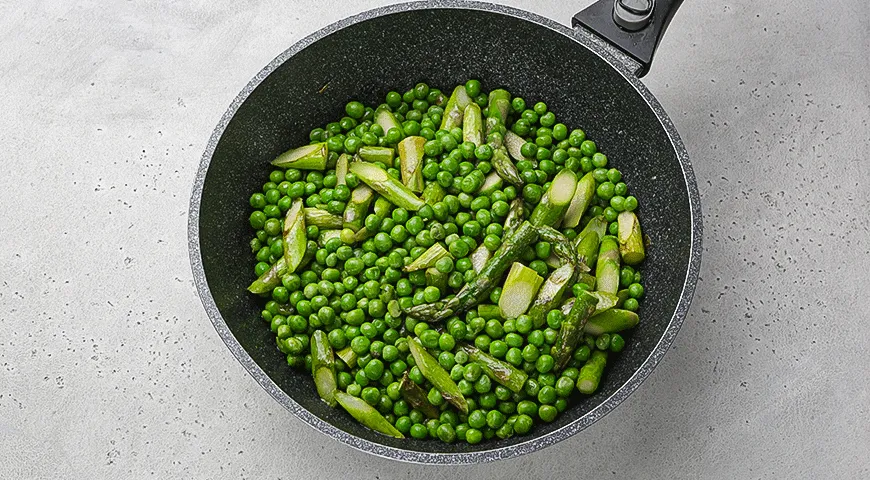 Картофельный салат со спаржей и редисом