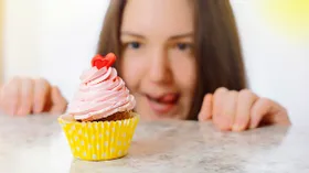 Простые способы побороть тягу к сладкому: советы психолога