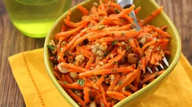 Морковный салат с орехами и петрушкой