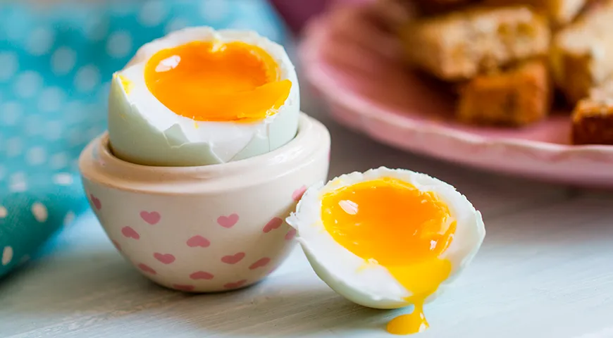 Рекомендуемая суточная норма потребления яиц всмятку для взрослых — 1–2 яйца (около 60–120 граммов)