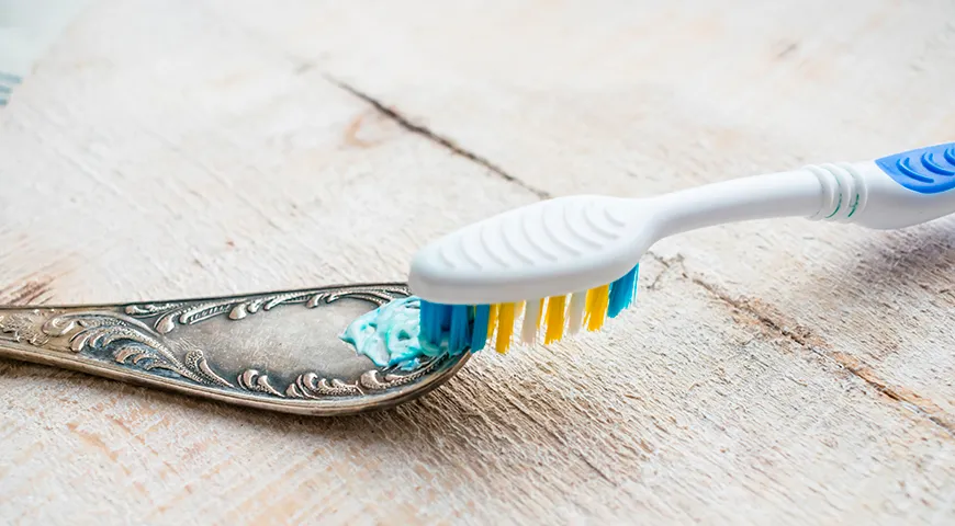 Отполировать столовые приборы можно с помощью зубной пасты