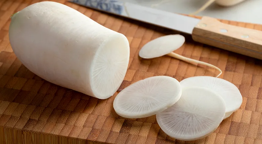 Дайкон — это крупный белый корнеплод с нежным, сладковатым вкусом без горечи