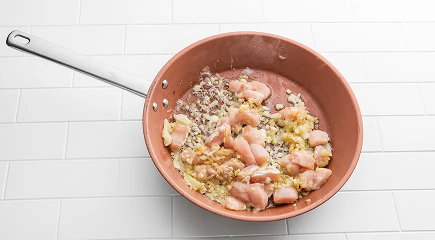 Рис с курицей и кукурузой (на сковороде)