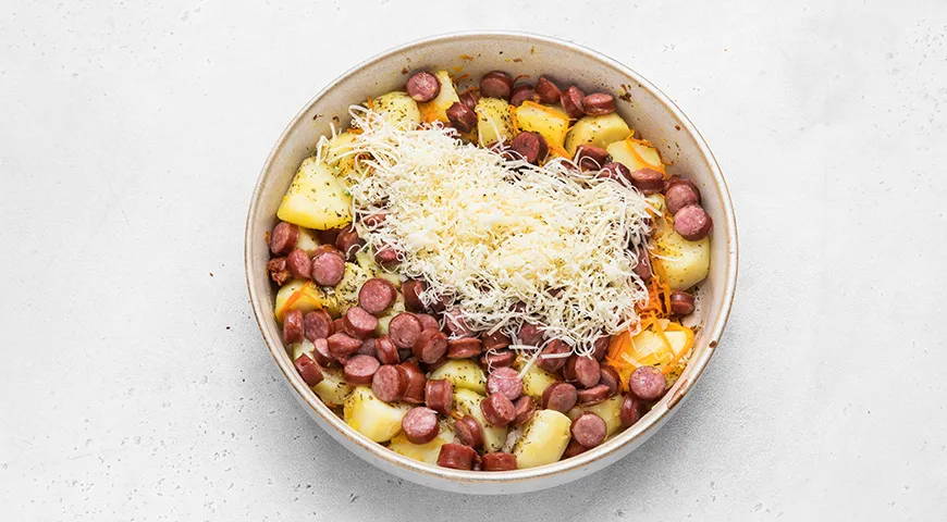 Картошка с охотничьими колбасками в духовке