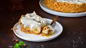 Блюда в кухонном комбайне с фруктами