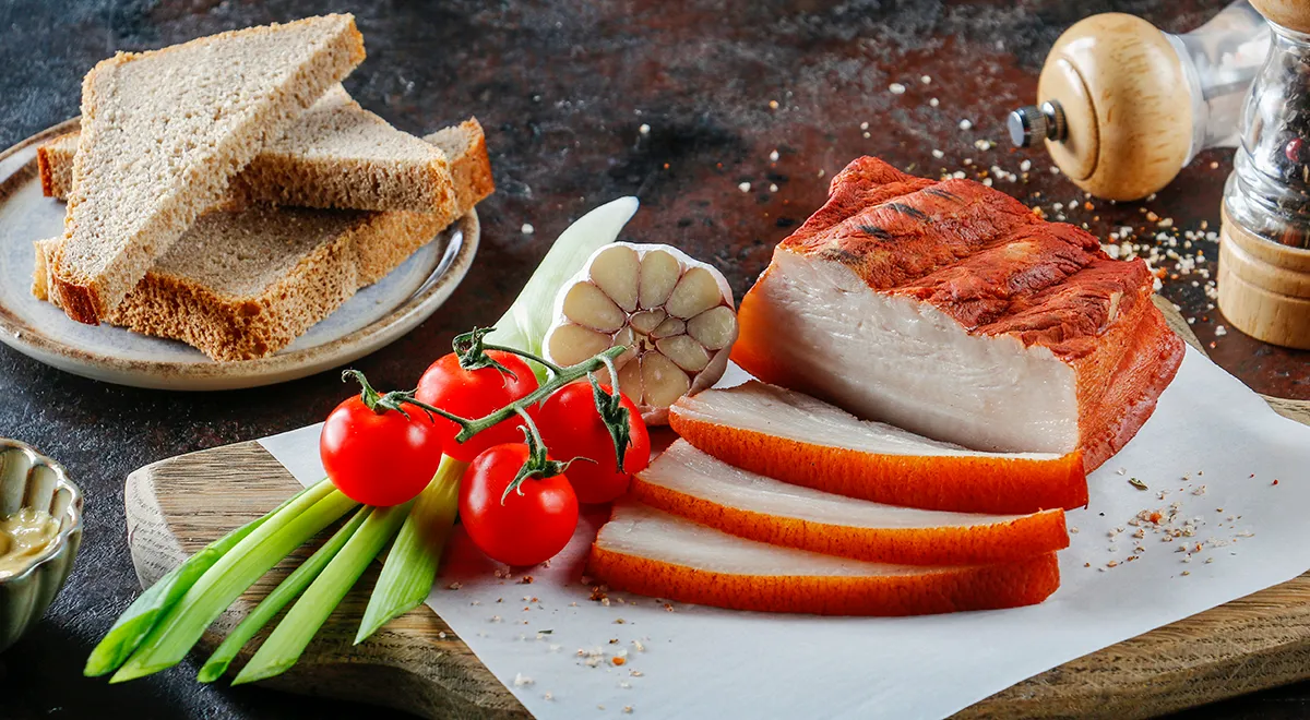 Рецепт копченой грудинки, варенной в луковой шелухе