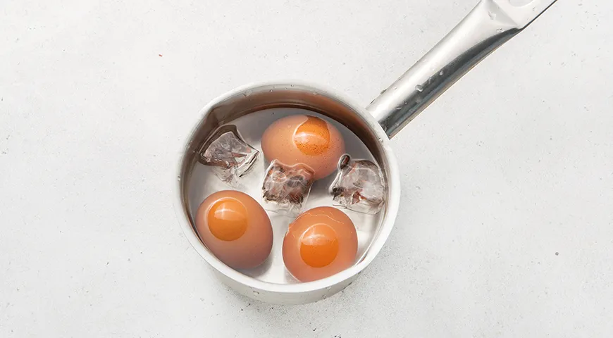 Салат с пекинской капустой, кукурузой, яйцом и помидорами