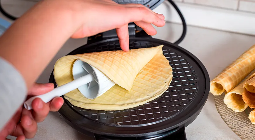 Горячее тесто легко принимает нужную форму, поэтому важно своевременно свернуть заготовки