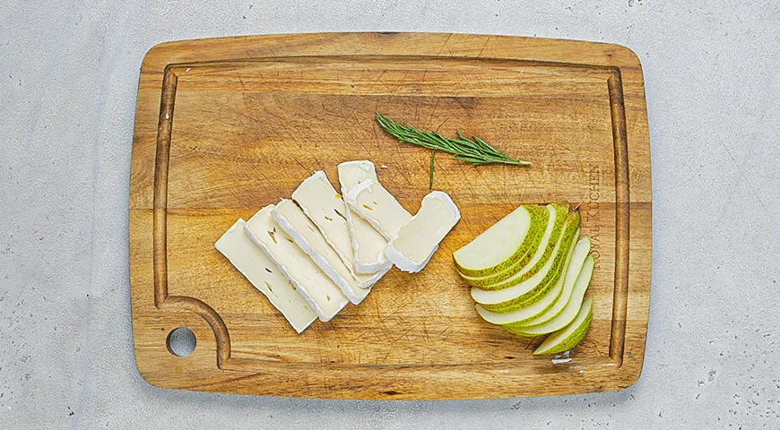 Лепешки с грушей и бри