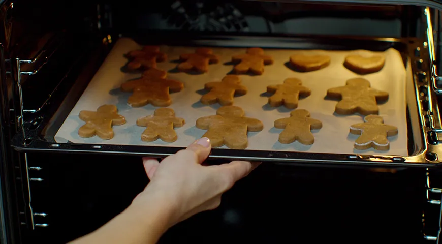 Сразу после выпекания пряники будут очень мягкими. Не пытайтесь их досушить в духовке, иначе края начнут подгорать