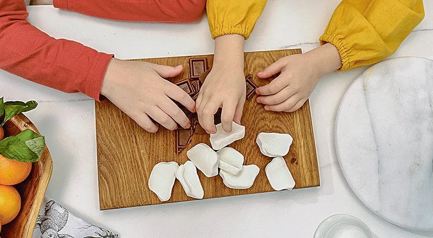 Кекс на гриле с маршмеллоу и шоколадом