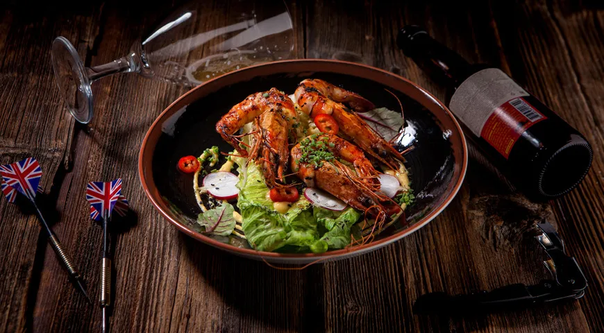 Большие креветки с горячим салатом романо и соусом из манго