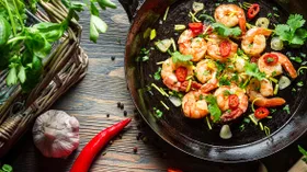 7 классных летних блюд от шеф-поваров, для которых понадобится только сковорода