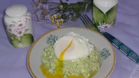 "Зелёный" творог с яйцом-пашот