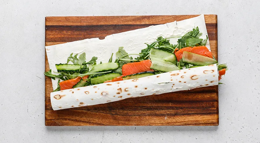 Лаваш с красной рыбой, огурцом и плавленым сыром