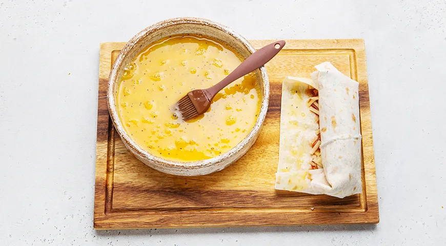 Сосиски в лаваше с сыром и яйцом