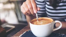 Кофе с сахаром больше не пьем — диетолог предложил заменить его на эту специю