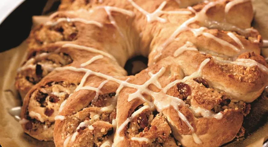 Рулет с изюмом и орехами