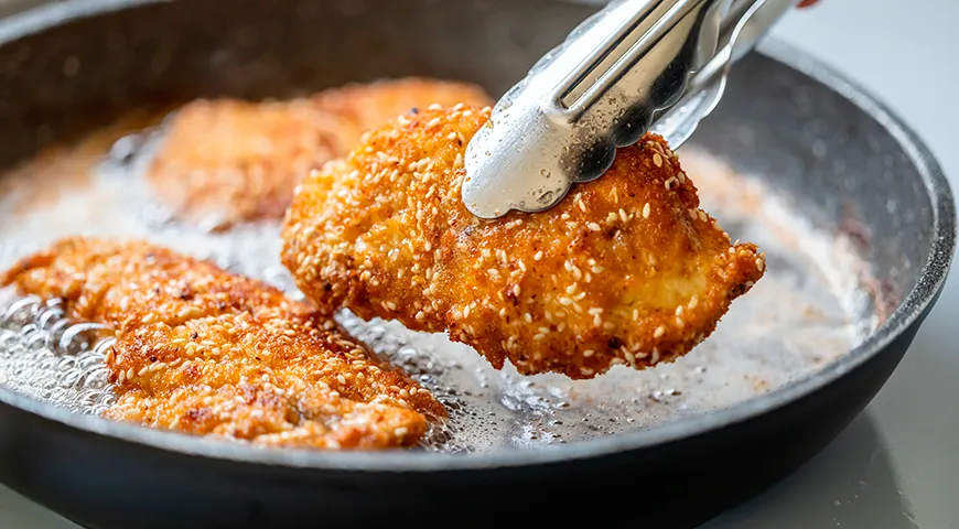 Чтобы курица получилась с хрустящей корочкой, жарьте ее без крышки