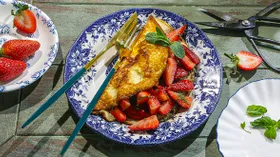 Омлет-суфле с клубникой и бальзамиком