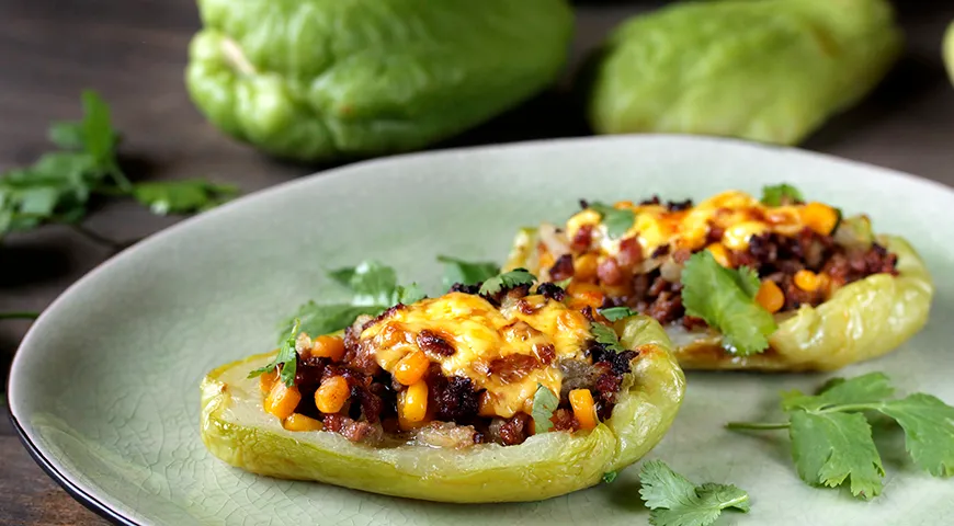 Чайот, фаршированный мясным фаршем и кукурузой