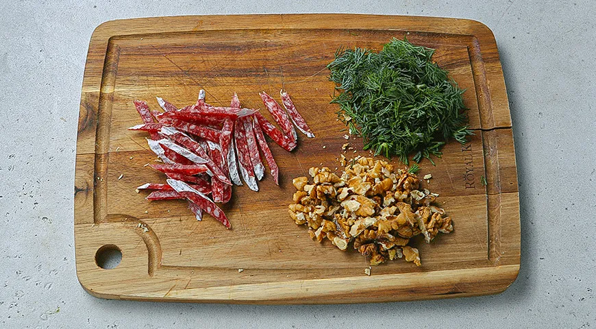 Теплый салат с хрустящей тыквой и колбасой