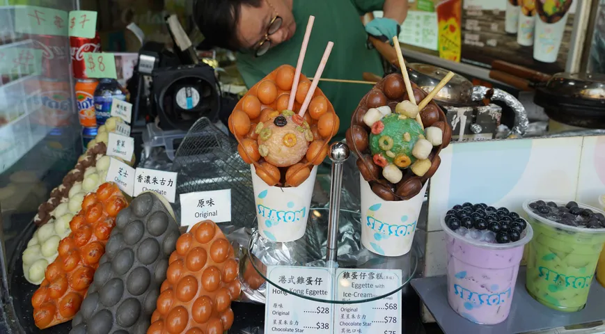 Цвет гонконгских вафель зависит от добавок: классические вафли — золотисто-желтые, с матча — светло-зеленые, с какао — коричневые