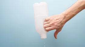 Кислое — не всегда опасное: биолог ответила, когда на прокисшем молоке можно печь блины