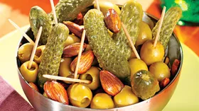 Закуска из оливок, маринованных корнишонов и миндаля