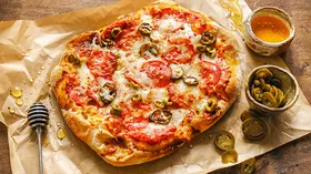 Пицца Медово-острая салями (салями, острый перец, оливки, мёд, сыр)