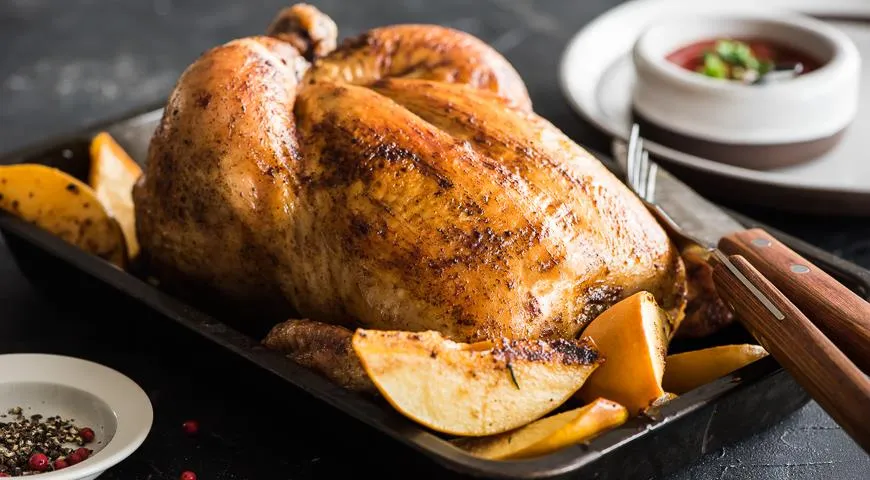 Курица, фаршированная айвой