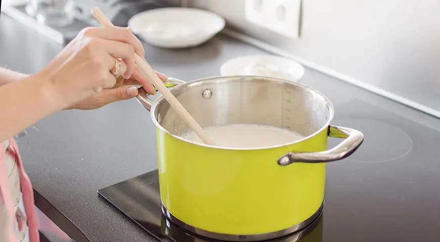 Чтобы приготовить вкусную ряженку в домашних условиях, вам понадобится свежее молоко и закваска