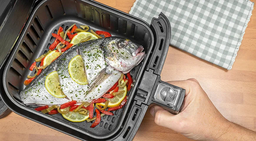Время приготовления целой рыбы в аэрогриле — 20–30 минут при температуре 180–190 °C