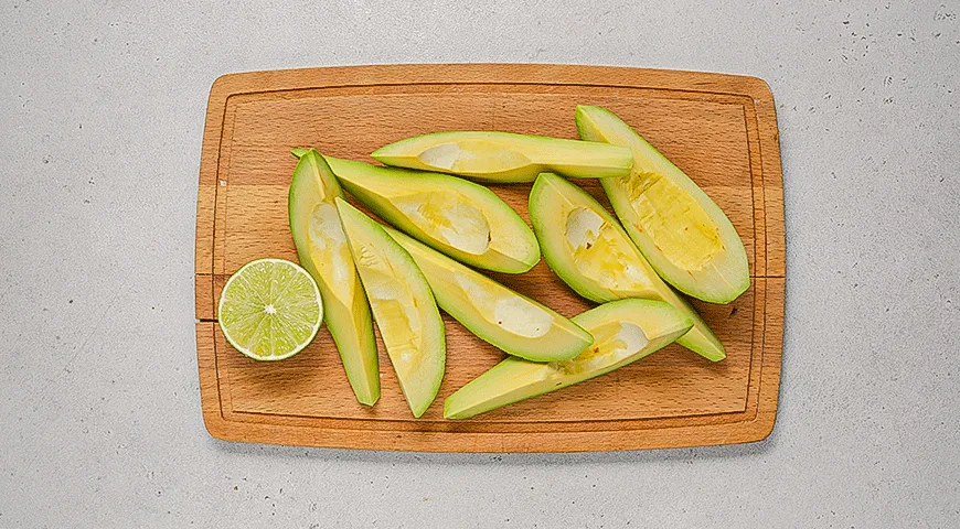 Хрустящее авокадо с острым соусом