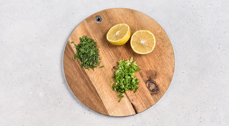 Салат с горошком, кукурузой и колбасой