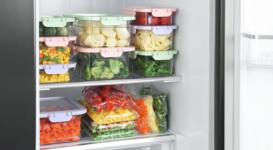 Удобнее всего хранить продукты в однотипных многоразовых контейнерах, так и холодильник будет выглядеть аккуратнее, и продукты дольше сохранят свою свежесть