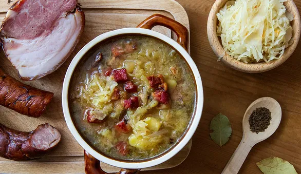 Супы с колбасой, ветчиной и другими мясными изделиями: 12 сытных рецептов на каждый день