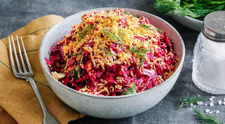 Салат со свеклой, сыром и чесноком