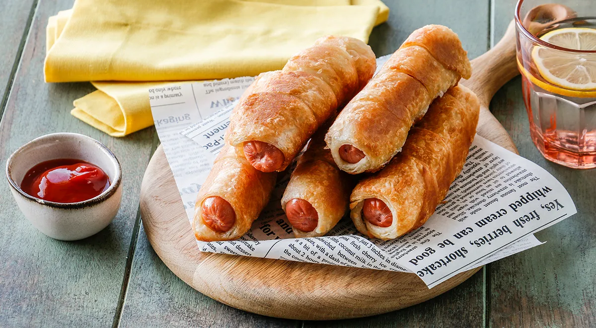 Сосиски в слоеном дрожжевом тесте на сковороде