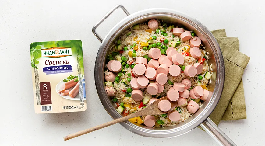 Сосиски сливочные с рисом и овощами