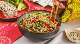 Салат из фунчозы с перцем и огурцом в кунжутной заправке