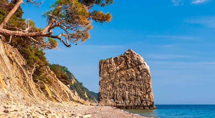 Скала Парус — легендарный 30-метровый каменный монолит в море, символ всего Черноморского побережья