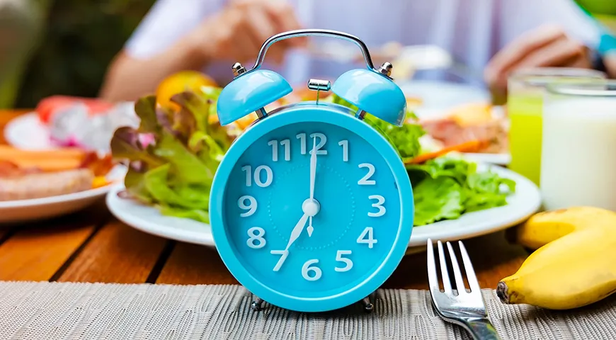 Для большинства оптимальное время завтрака — через 30–60 минут после пробуждения