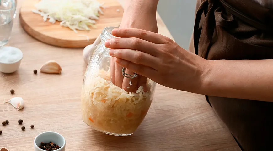 Домашнюю квашеную капусту без консервантов лучше употребить в течение месяца