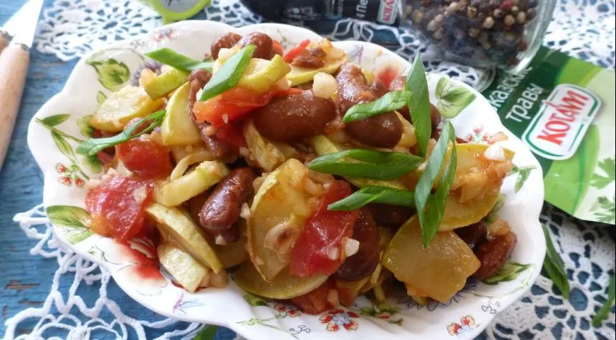 Рецепт теплого салата из кабачков с фасолью
